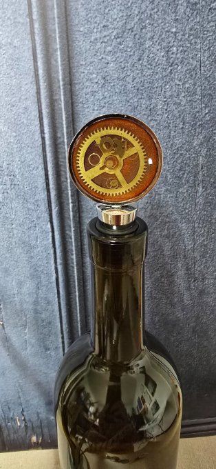  Rouages & résine : l’élégance au goulot   