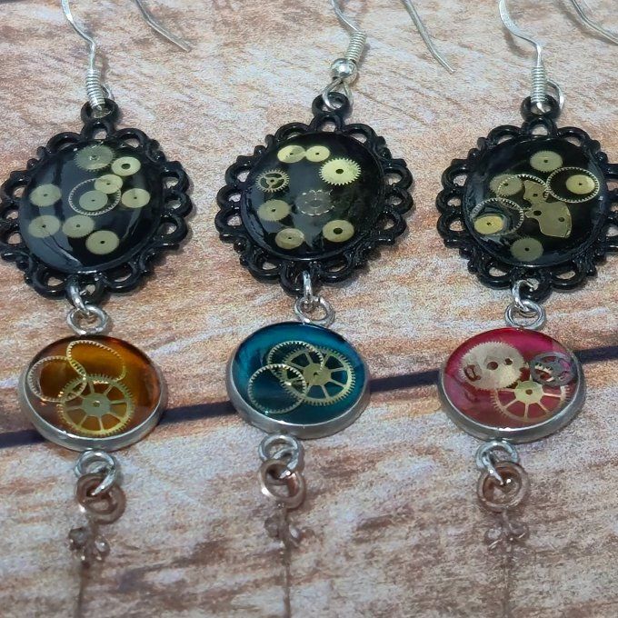 Boucles d'oreilles noires steampunk avec cabochons colorés 