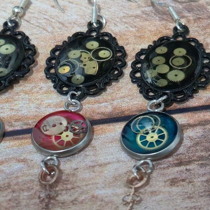 Boucles d'oreilles noires steampunk avec cabochons colorés 
