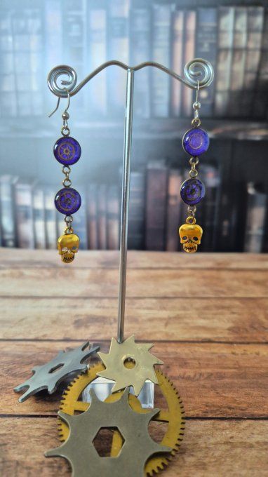 Boucles d'oreilles violettes avec breloques têtes de mort