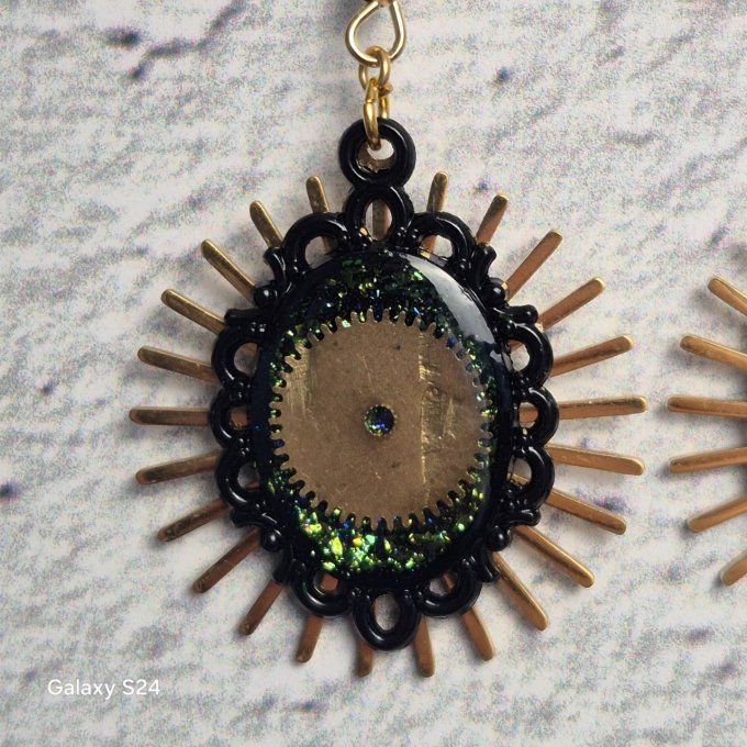 Boucles d'oreilles noires avec des paillettes et pendentif soleil