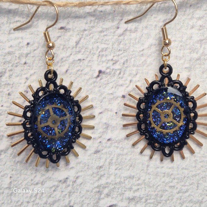 Boucles d'oreilles noires avec des paillettes et pendentif soleil  