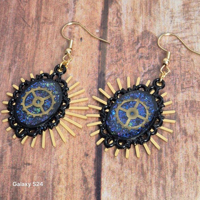 Boucles d'oreilles noires avec des paillettes et pendentif soleil  