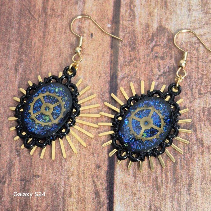 Boucles d'oreilles noires avec des paillettes et pendentif soleil  