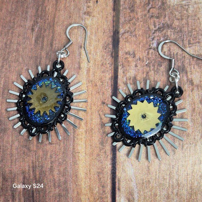 Boucles d'oreilles noires avec des paillettes et pendentif soleil   