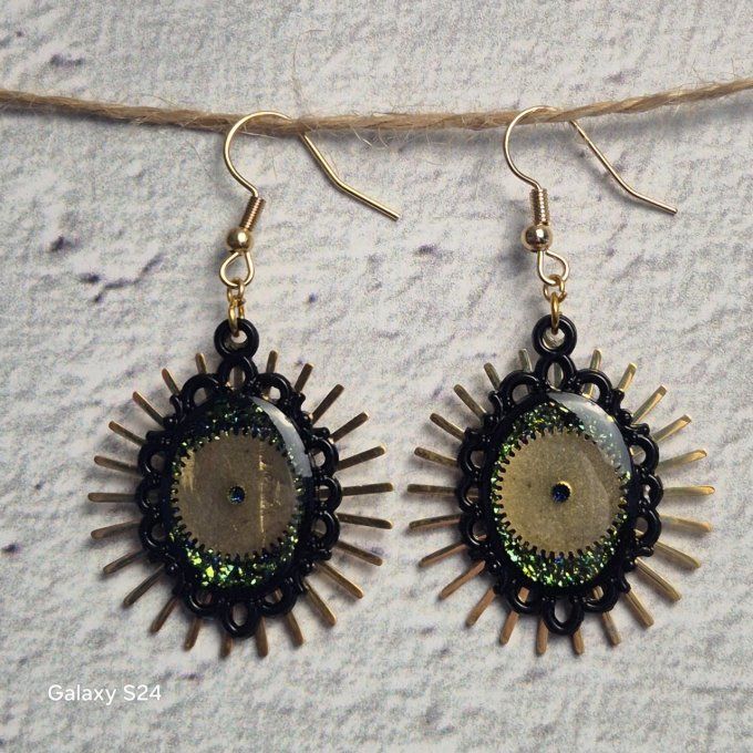 Boucles d'oreilles noires avec des paillettes et pendentif soleil