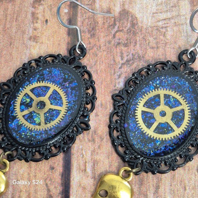 Boucles d'oreilles noires avec des paillettes et breloques tête de mort