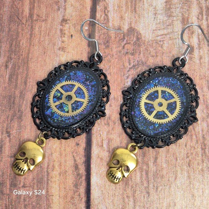Boucles d'oreilles noires avec des paillettes et breloques tête de mort