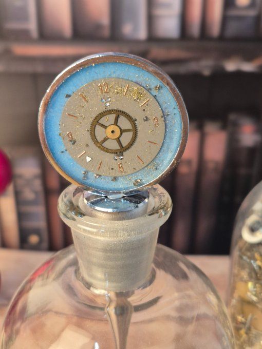 Rouages & résine : l’élégance au goulot