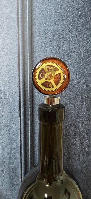  Rouages & résine : l’élégance au goulot   