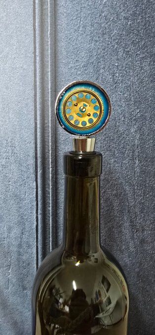  Rouages & résine : l’élégance au goulot  