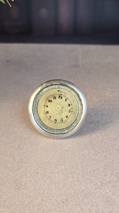 Bouton de meuble steampunk rond – mécanisme de montre recyclé – fond gris   