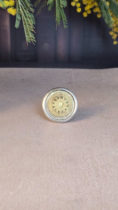 Bouton de meuble steampunk rond – mécanisme de montre recyclé – fond gris   