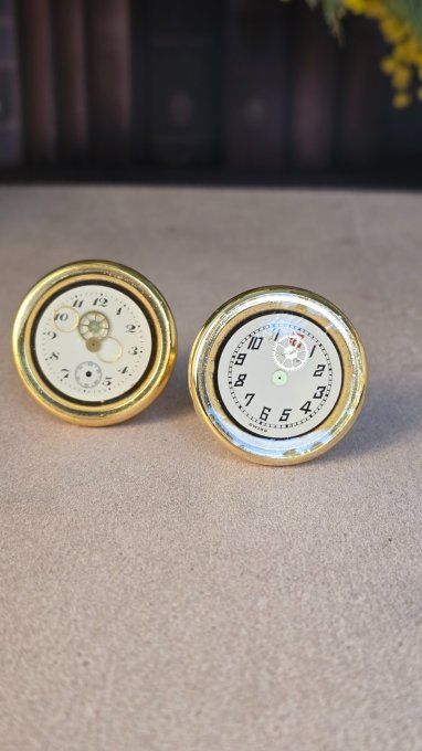 Bouton de meuble steampunk rond – mécanisme de montre recyclé – fond neutre