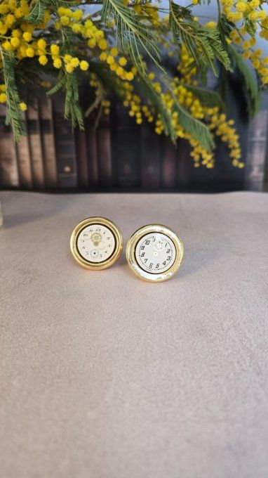 Bouton de meuble steampunk rond – mécanisme de montre recyclé – fond neutre