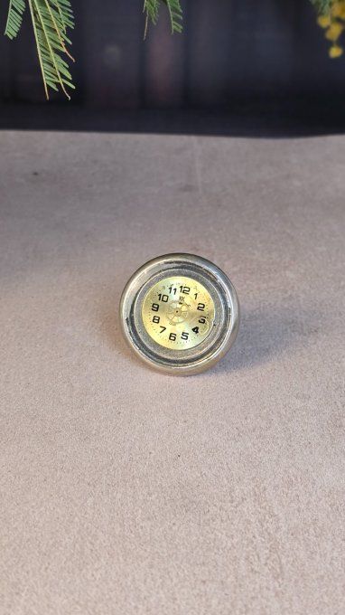 Bouton de meuble steampunk rond – mécanisme de montre recyclé – fond gris 