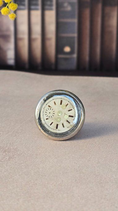 Bouton de meuble steampunk rond – mécanisme de montre recyclé – fond gris   