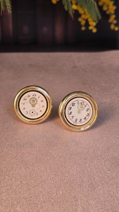 Bouton de meuble steampunk rond – mécanisme de montre recyclé – fond neutre