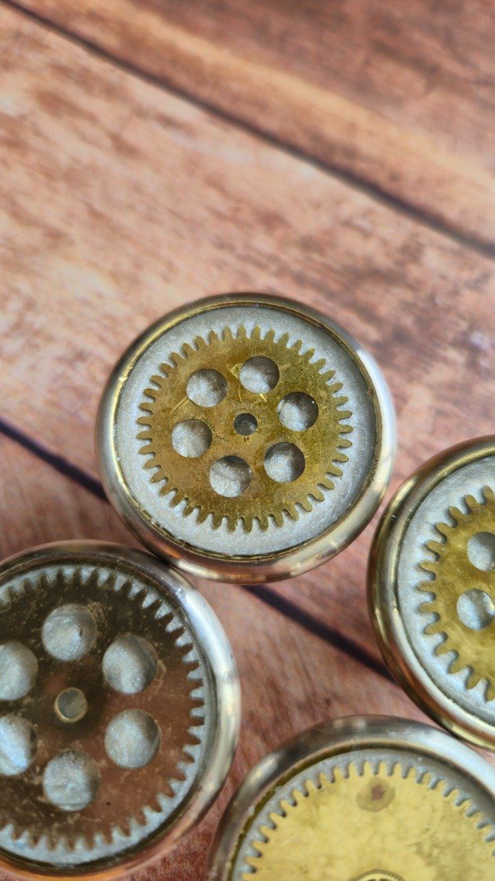Bouton de meuble steampunk – recyclage de montres anciennes