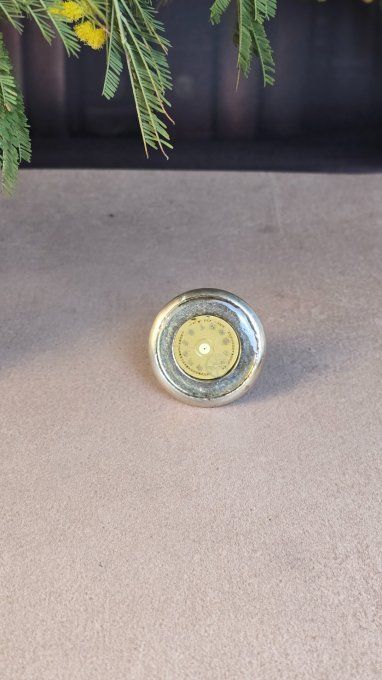 Bouton de meuble steampunk rond – mécanisme de montre recyclé – fond gris  