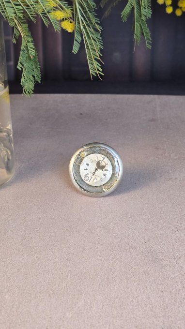 Bouton de meuble steampunk rond – mécanisme de montre recyclé – fond gris 