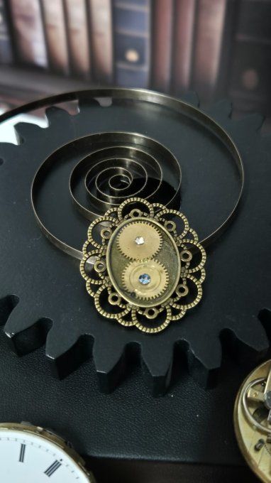 Broche mécanique : l'élégance du temps retrouvé