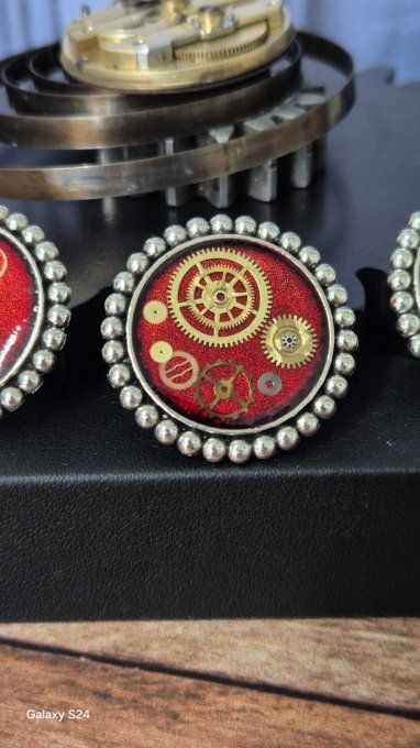 Broches mécaniques : l'élégance du temps retrouvé  