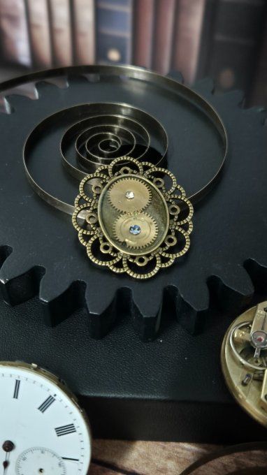 Broche mécanique : l'élégance du temps retrouvé