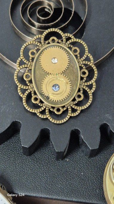 Broche mécanique : l'élégance du temps retrouvé