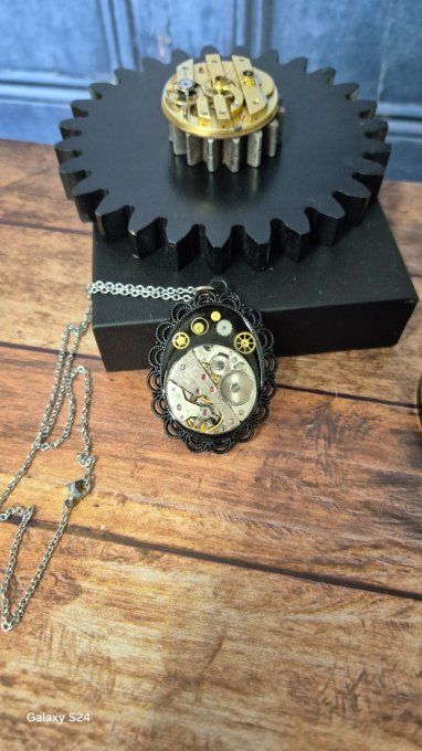 Collier mécanique noir – Mouvement montre en relief