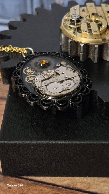 Collier mécanique noir – Mouvement montre en relief  