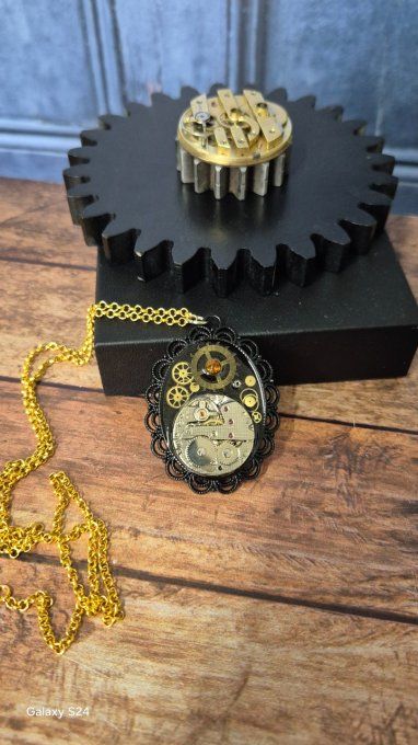 Collier mécanique noir – Mouvement montre en relief  