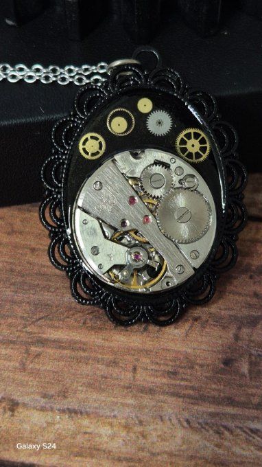 Collier mécanique noir – Mouvement montre en relief