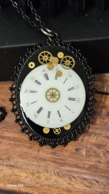 Collier steampunk méca noir – Cadran montre à gousset recyclée