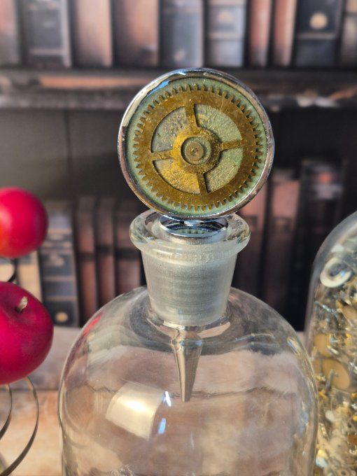 Rouages & résine : l’élégance au goulot