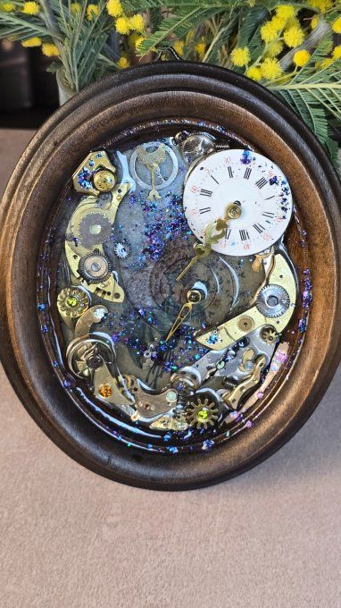 Cadre Steampunk “Une aiguille en balade sur un bouquet"