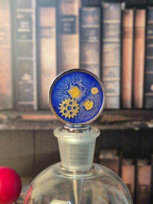 Rouages & résine : l’élégance au goulot