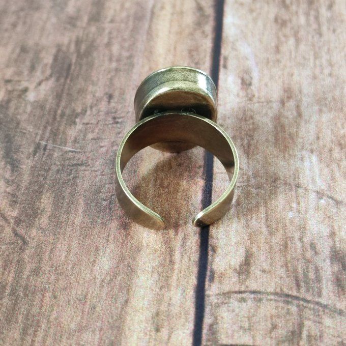 Bague ovale rouge avec des pièces d'horlogerie  