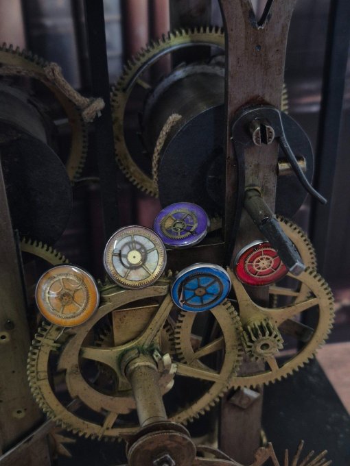 Pin’s bleu steampunk en acier coloré – Mécanismes de montres recyclés 
