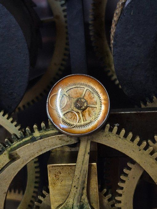 Pin’s orange poudrée steampunk en acier coloré – Mécanismes de montres recyclés  