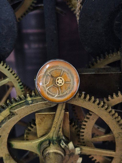 Pin’s orange poudrée steampunk en acier coloré – Mécanismes de montres recyclés  