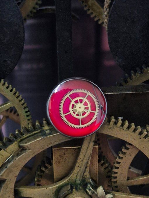 Pin’s rose steampunk en acier coloré – Mécanismes de montres recyclés