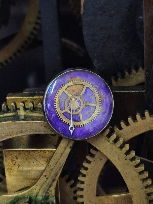 Pin’s violet steampunk en acier coloré – Mécanismes de montres recyclés  