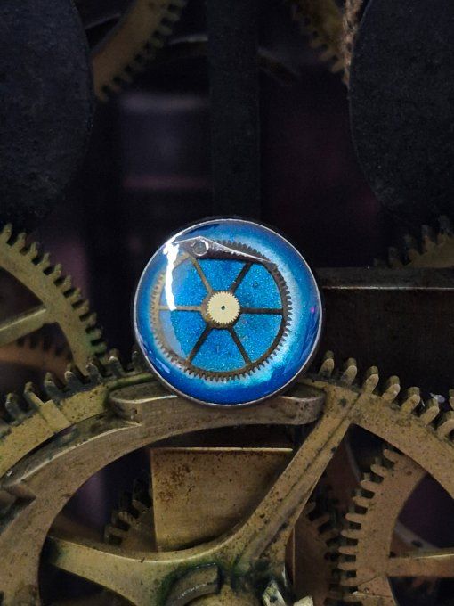 Pin’s bleu steampunk en acier coloré – Mécanismes de montres recyclés 