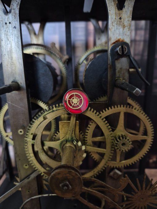 Pin’s rose steampunk en acier coloré – Mécanismes de montres recyclés