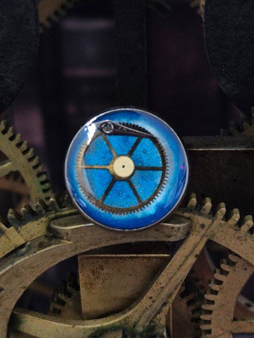 Pin’s bleu steampunk en acier coloré – Mécanismes de montres recyclés 