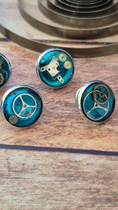 Pin's steampunk artisanal – Rouages de montres  