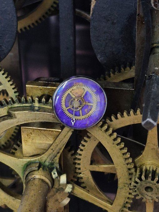 Pin’s violet steampunk en acier coloré – Mécanismes de montres recyclés  