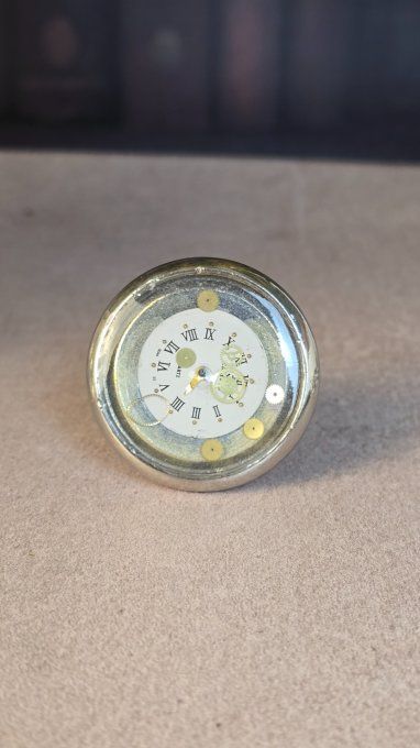 Bouton de meuble steampunk rond – mécanisme de montre recyclé – fond gris 