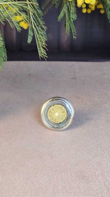 Bouton de meuble steampunk rond – mécanisme de montre recyclé – fond gris  